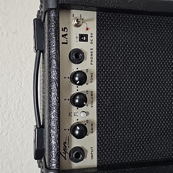 Lyon by Washburn LA 5 Portable 5 Watt Amp - Picture 2 of 6
